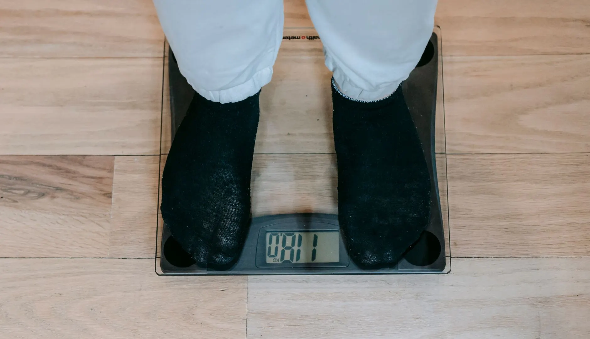 石英石与人造石台面性能对比：厨房装修的耐久性实测分析