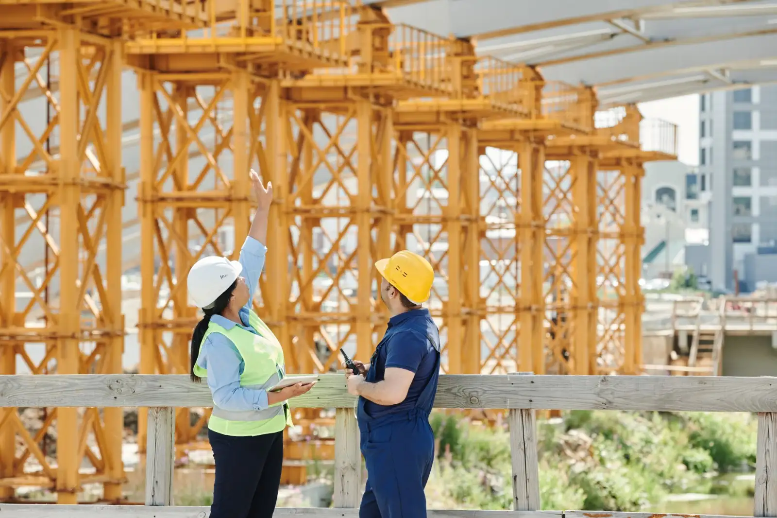 大理石与花岗岩在建筑装饰中的性能对比与选用要点